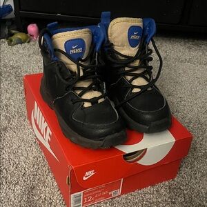Nike Manoa LTR (PS) Kids Black and Cream Boots Size 12c